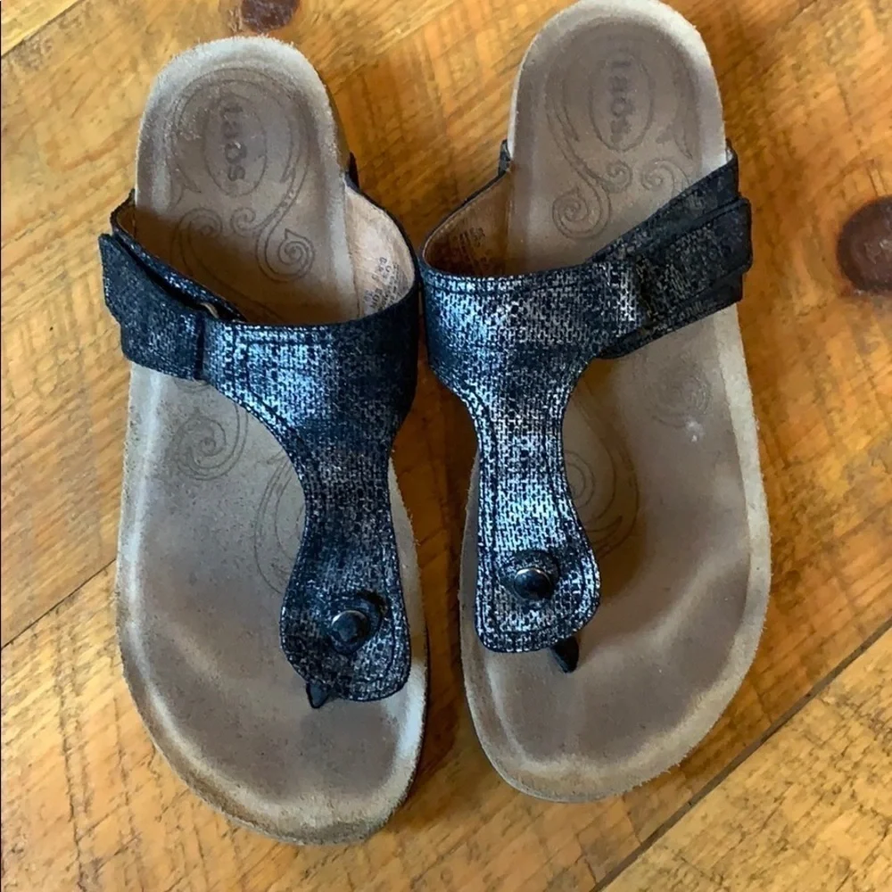 Taos Lucy thong style sandals Black & silver Size 8-8.5